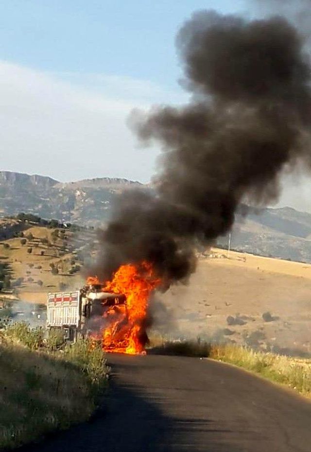 Adıyaman'da yanan tır alev topuna döndü Adıyaman'da yanan tır alev topuna döndü