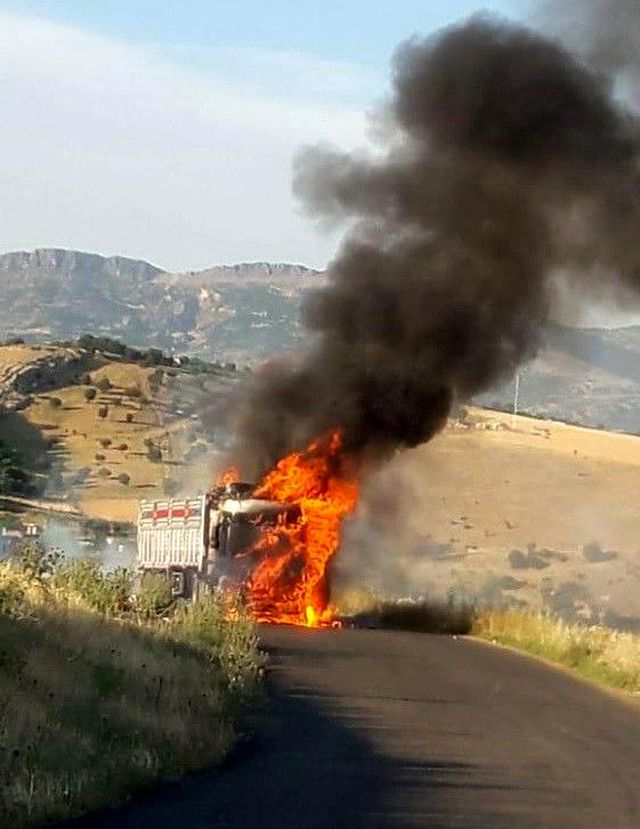 Adıyaman'da yanan tır alev topuna döndü Adıyaman'da yanan tır alev topuna döndü