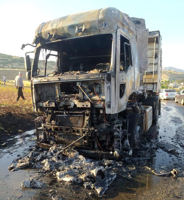 Adıyaman'da yanan tır alev topuna döndü Adıyaman'da yanan tır alev topuna döndü