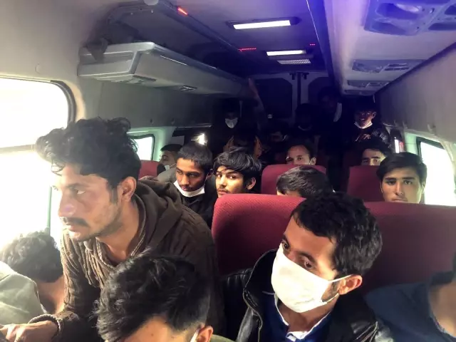 Ankara'da yasa dışı yollarla ülkeye gelen 36 düzensiz göçmek yakalandı Ankara'da yasa dışı yollarla ülkeye gelen 36 düzensiz göçmek yakalandı