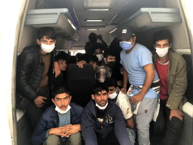 Ankara'da yasa dışı yollarla ülkeye gelen 36 düzensiz göçmek yakalandı Ankara'da yasa dışı yollarla ülkeye gelen 36 düzensiz göçmek yakalandı