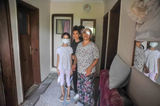 Antalya'da tavanı çöken evde annenin refleksi, aileyi kurtardı Antalya'da tavanı çöken evde annenin refleksi, aileyi kurtardı