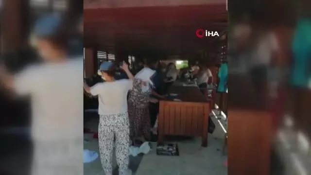 Antik kentte hediyelik eşya satan kadınlar arasındaki yer tartışması kavgaya dönüştü Antik kentte hediyelik eşya satan kadınlar arasındaki yer tartışması kavgaya dönüştü