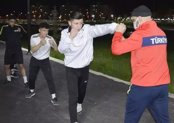 ANTRENMAN YAPMAK İÇİN KISITLAMA SAATİNİ BEKLİYORLAR ANTRENMAN YAPMAK İÇİN KISITLAMA SAATİNİ BEKLİYORLAR