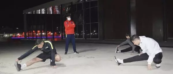 ANTRENMAN YAPMAK İÇİN KISITLAMA SAATİNİ BEKLİYORLAR ANTRENMAN YAPMAK İÇİN KISITLAMA SAATİNİ BEKLİYORLAR