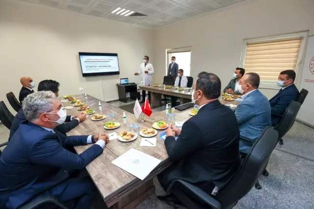 Bakan Çavuşoğlu, Antalya'da hastane yönetimini ziyaret edip brifing aldı Bakan Çavuşoğlu, Antalya'da hastane yönetimini ziyaret edip brifing aldı