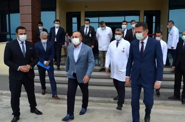 Bakan Çavuşoğlu, Antalya'da hastane yönetimini ziyaret edip brifing aldı Bakan Çavuşoğlu, Antalya'da hastane yönetimini ziyaret edip brifing aldı
