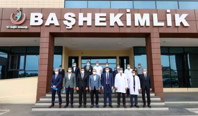 Bakan Çavuşoğlu, Antalya'da hastane yönetimini ziyaret edip brifing aldı Bakan Çavuşoğlu, Antalya'da hastane yönetimini ziyaret edip brifing aldı