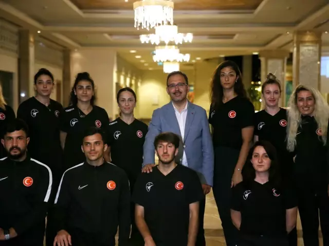 Bakan Kasapoğlu Tekvando Kadın Milli Takım kampını ziyaret etti Bakan Kasapoğlu Tekvando Kadın Milli Takım kampını ziyaret etti