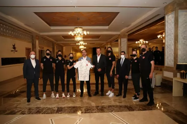 Bakan Kasapoğlu Tekvando Kadın Milli Takım kampını ziyaret etti Bakan Kasapoğlu Tekvando Kadın Milli Takım kampını ziyaret etti
