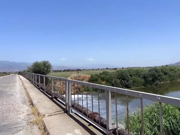 BÜYÜK MENDERES NEHRİ'NDE TEDİRGİN EDEN KİRLİLİK BÜYÜK MENDERES NEHRİ'NDE TEDİRGİN EDEN KİRLİLİK