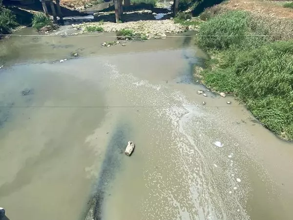 BÜYÜK MENDERES NEHRİ'NDE TEDİRGİN EDEN KİRLİLİK BÜYÜK MENDERES NEHRİ'NDE TEDİRGİN EDEN KİRLİLİK