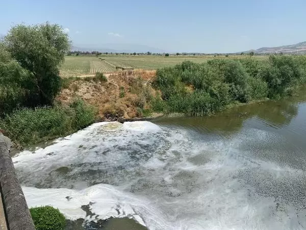 BÜYÜK MENDERES NEHRİ'NDE TEDİRGİN EDEN KİRLİLİK BÜYÜK MENDERES NEHRİ'NDE TEDİRGİN EDEN KİRLİLİK