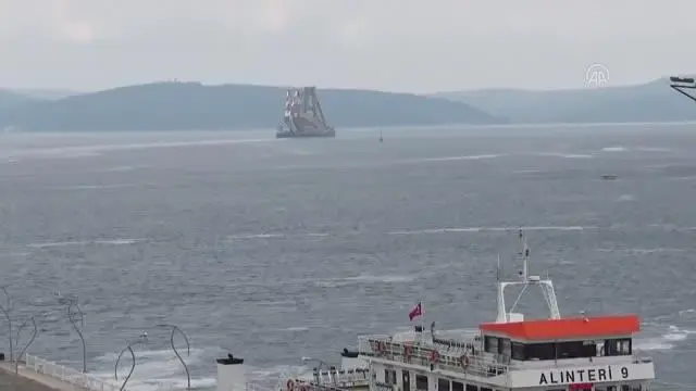 ÇANAKKALE - '1915 Çanakkale Köprüsü'nün tabliye montajı çalışmasında kullanılacak vinç gemisi Çanakkale'ye geldi