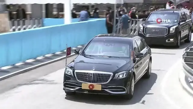 Cumhurbaşkanı Recep Tayyip Erdoğan, Cuma namazı ile birlikte açılışı yapılacak olan Taksim Camii'ne geldi. Taksim Camii'nde ilk ezan okundu.