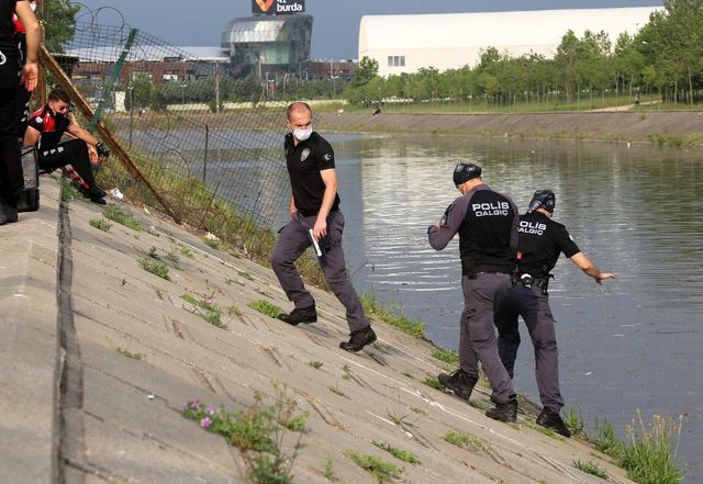 dalgic polisler derede silah aradi 2 14163790 o