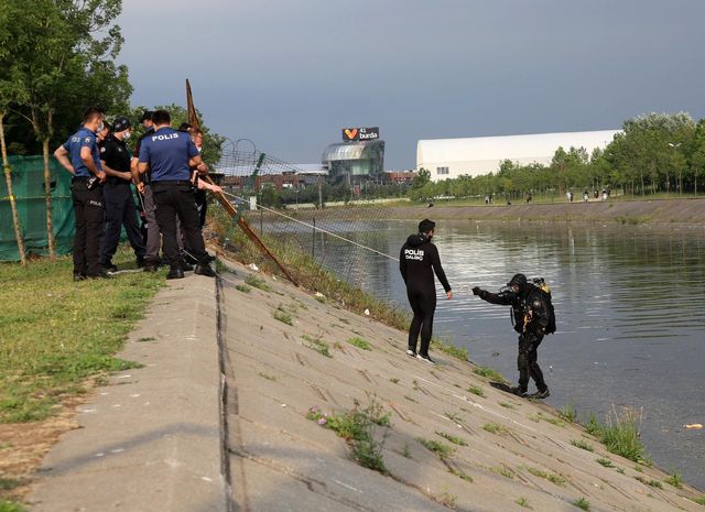 dalgic polisler derede silah aradi 4 14163790 o