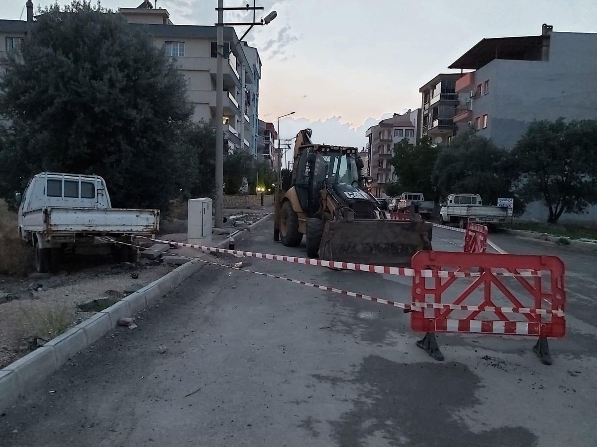 Devrilen elektrik direğinin altında kalan 11 yaşındaki çocuk can verdi