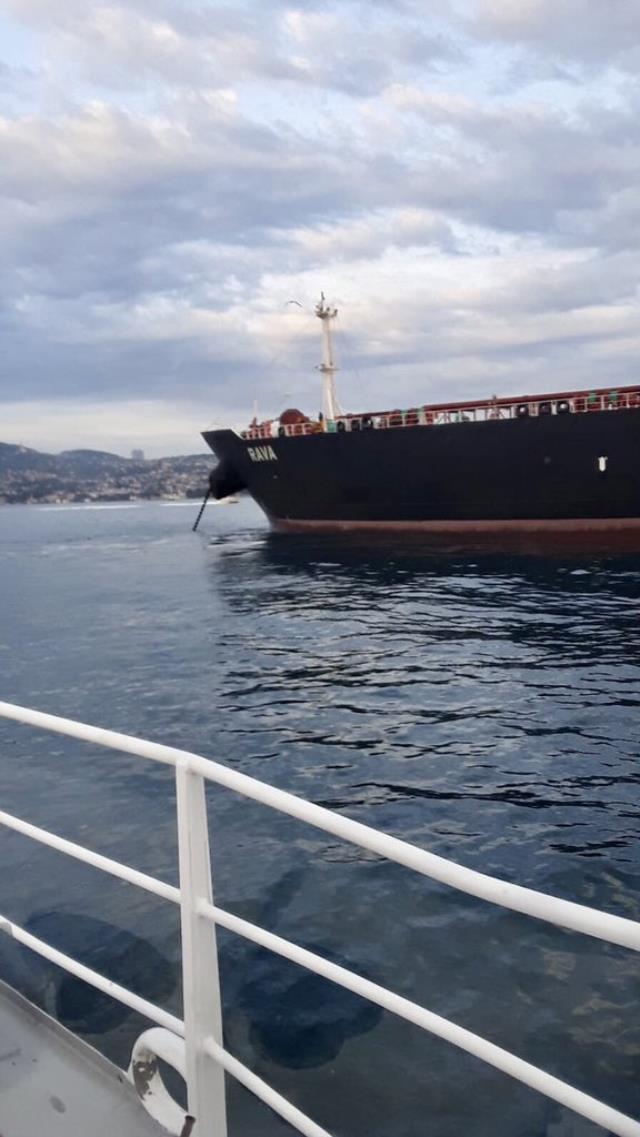 Ham petrol taşıyan tanker kıyıya sürüklendi, İstanbul Boğazı'nda trafik askıya alındı