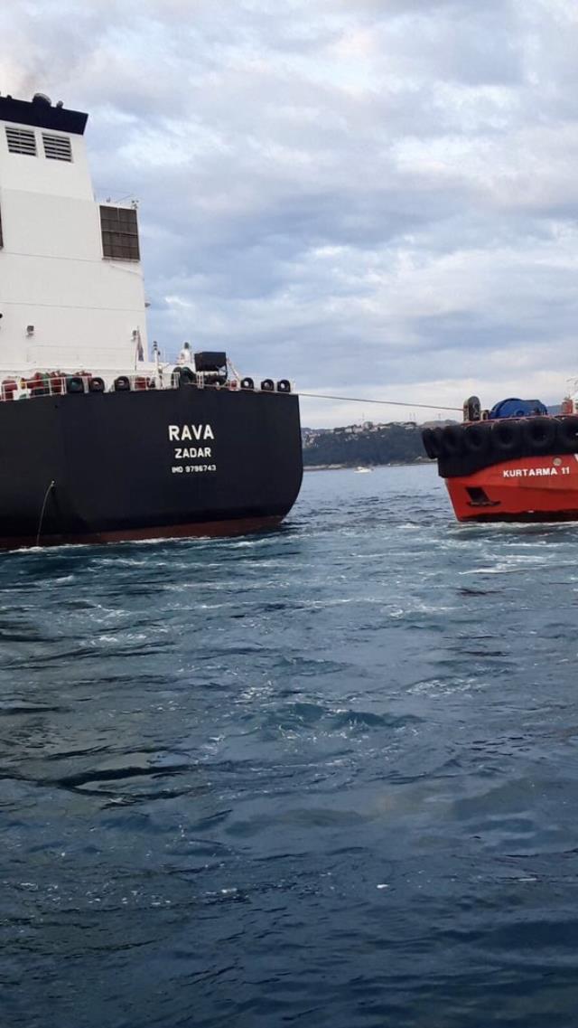 Ham petrol taşıyan tanker kıyıya sürüklendi; İstanbul Boğazı'nda trafik askıya alındı