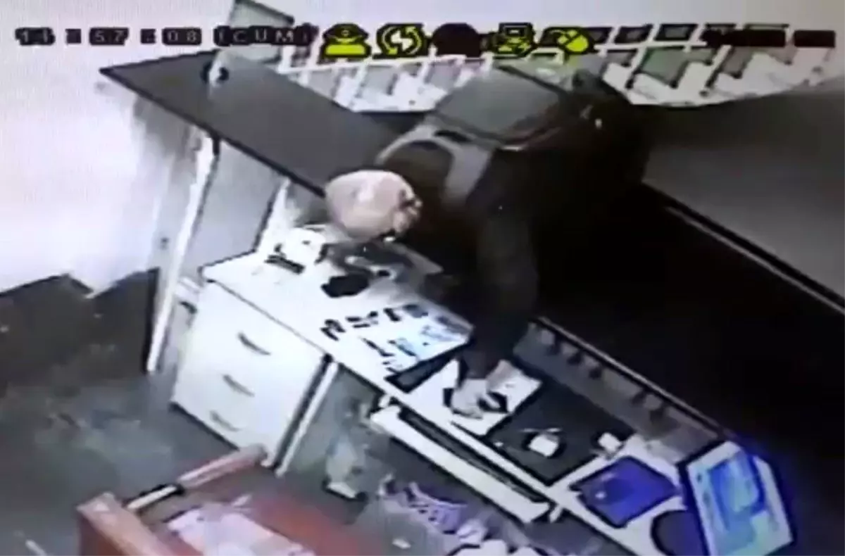 Hotele müşteri gibi geldi, resepsiyondan telefonu çaldı: O anlar kamerada