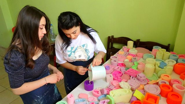 İnternetten sattığı alçı saksı ile hayatı değişti