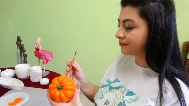 İnternetten sattığı alçı saksı ile hayatı değişti