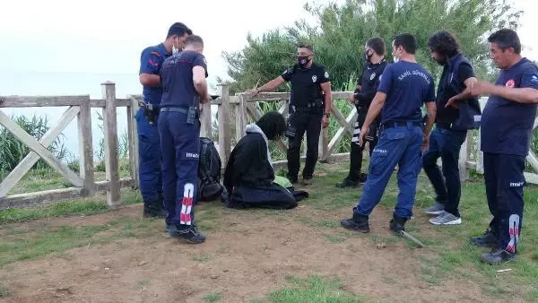 Son dakika haberleri: İNTİHAR İÇİN FALEZLERE ÇIKAN KİŞİYİ POLİS 5 SAATİN SONUNDA YAKALADI Son dakika haberleri: İNTİHAR İÇİN FALEZLERE ÇIKAN KİŞİYİ POLİS 5 SAATİN SONUNDA YAKALADI