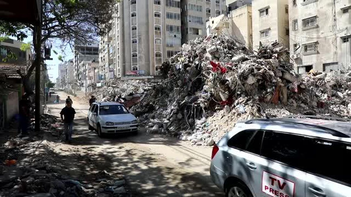 İsrail saldırısında eşiyle 4 çocuğunu yitiren baba: 'Sesler kesildikçe onları kaybettiğimi anladım'