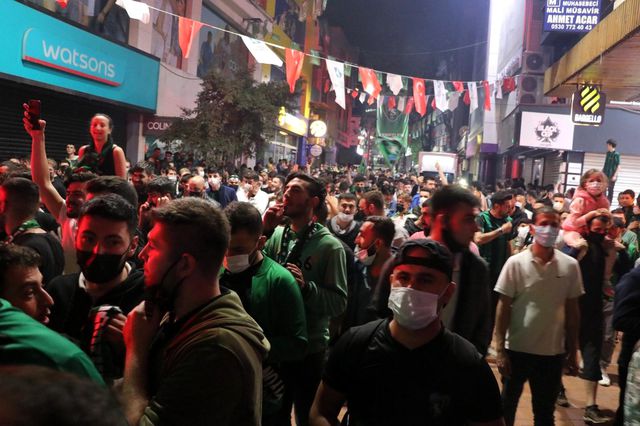 kocaelispor taraftarlari sokaklara dokuldu 2 14164058 o