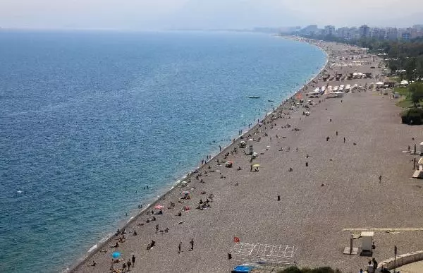 KONYAALTI PLAJI'NDA KISITLAMA ÖNCESİ YOĞUNLUK KONYAALTI PLAJI'NDA KISITLAMA ÖNCESİ YOĞUNLUK