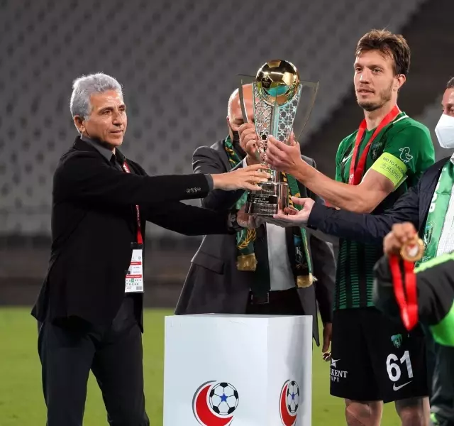 Son dakika haberleri: Kocaelispor, 11 yıl sonra TFF 1. Lig'e yükseldi Son dakika haberleri: Kocaelispor, 11 yıl sonra TFF 1. Lig'e yükseldi