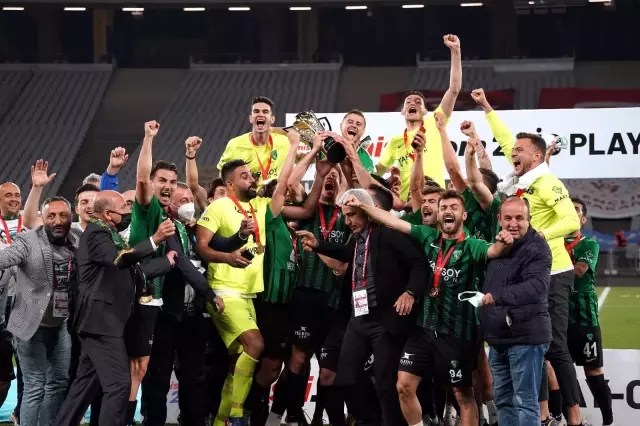 Son dakika haberleri: Kocaelispor, 11 yıl sonra TFF 1. Lig'e yükseldi Son dakika haberleri: Kocaelispor, 11 yıl sonra TFF 1. Lig'e yükseldi