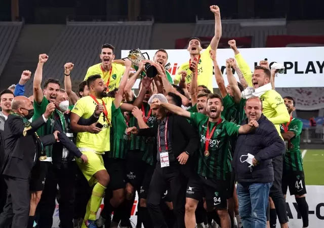 Son dakika haberleri: Kocaelispor, 11 yıl sonra TFF 1. Lig'e yükseldi Son dakika haberleri: Kocaelispor, 11 yıl sonra TFF 1. Lig'e yükseldi