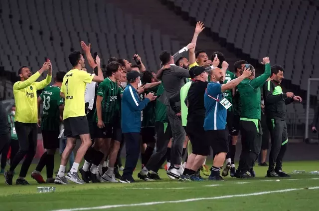 Son dakika haberleri: Kocaelispor, 11 yıl sonra TFF 1. Lig'e yükseldi Son dakika haberleri: Kocaelispor, 11 yıl sonra TFF 1. Lig'e yükseldi