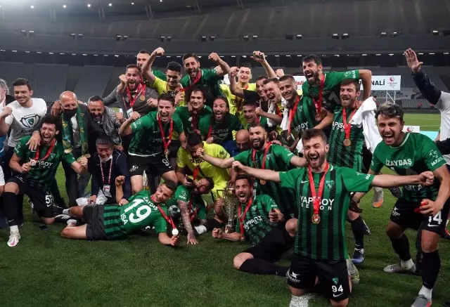 Son dakika haberleri: Kocaelispor, 11 yıl sonra TFF 1. Lig'e yükseldi Son dakika haberleri: Kocaelispor, 11 yıl sonra TFF 1. Lig'e yükseldi