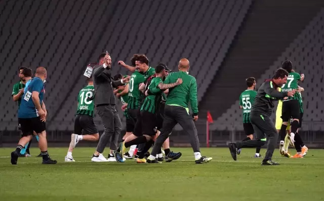 Son dakika haberleri: Kocaelispor, 11 yıl sonra TFF 1. Lig'e yükseldi Son dakika haberleri: Kocaelispor, 11 yıl sonra TFF 1. Lig'e yükseldi
