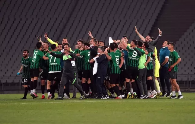 Son dakika haberleri: Kocaelispor, 11 yıl sonra TFF 1. Lig'e yükseldi Son dakika haberleri: Kocaelispor, 11 yıl sonra TFF 1. Lig'e yükseldi
