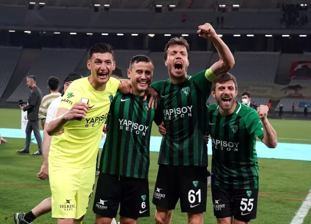 Son dakika haberleri: Kocaelispor, 11 yıl sonra TFF 1. Lig'e yükseldi Son dakika haberleri: Kocaelispor, 11 yıl sonra TFF 1. Lig'e yükseldi