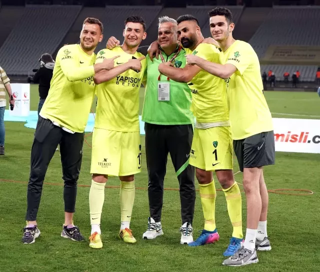 Son dakika haberleri: Kocaelispor, 11 yıl sonra TFF 1. Lig'e yükseldi Son dakika haberleri: Kocaelispor, 11 yıl sonra TFF 1. Lig'e yükseldi