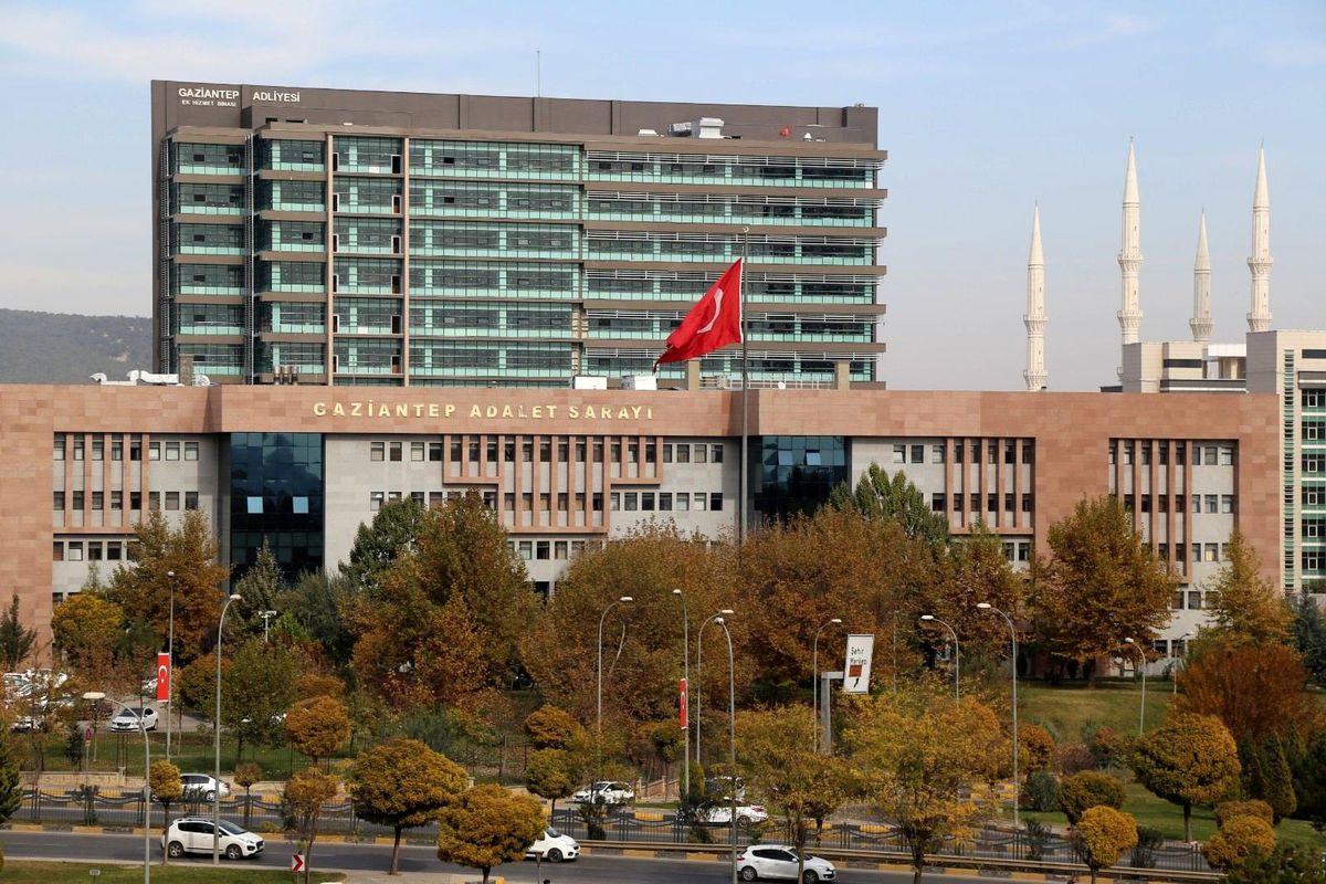 Öpücüğün rüşvet sayıldığı davada polise hapis cezası