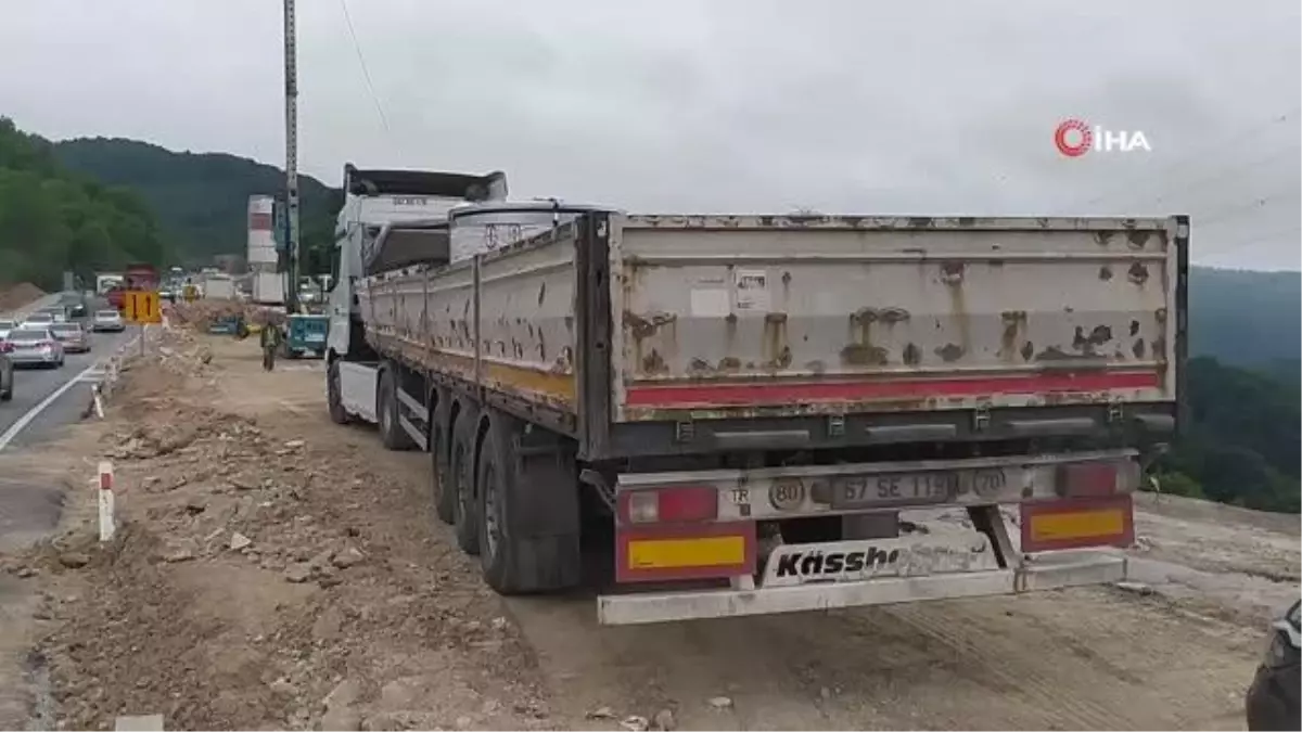 Saç rulo yüklü tır ile otomobil çarpıştı 3 kişi yaralandı