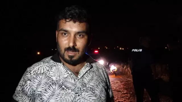 Saman balyalarının üzerinde yolculuk yapan çiftçi virajda yola düştü Saman balyalarının üzerinde yolculuk yapan çiftçi virajda yola düştü