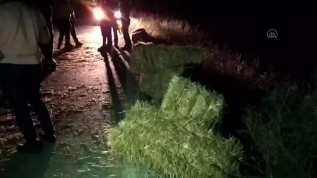 Seyir halindeki traktör römorkundan düşen kişiyi yoldan geçen vatandaş buldu