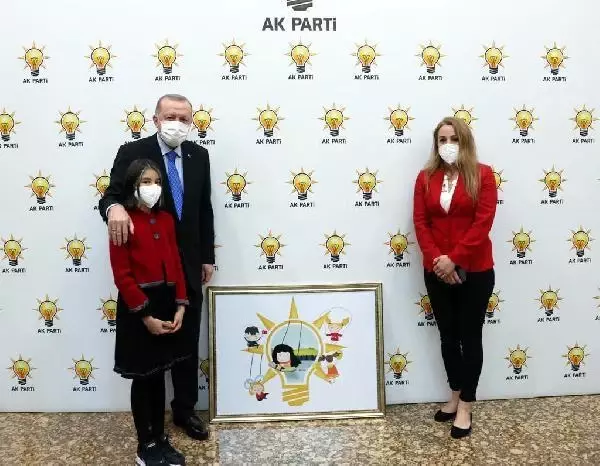 Simay, AK Parti'nin '23 Nisan' logosunu Erdoğan'a hediye etti Simay, AK Parti'nin '23 Nisan' logosunu Erdoğan'a hediye etti