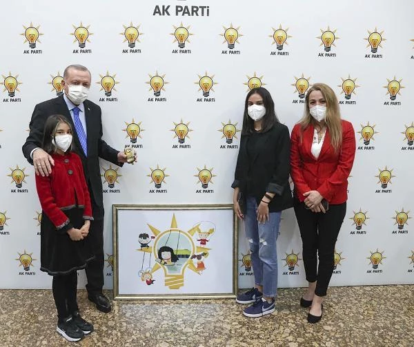 Simay, AK Parti'nin '23 Nisan' logosunu Erdoğan'a hediye etti