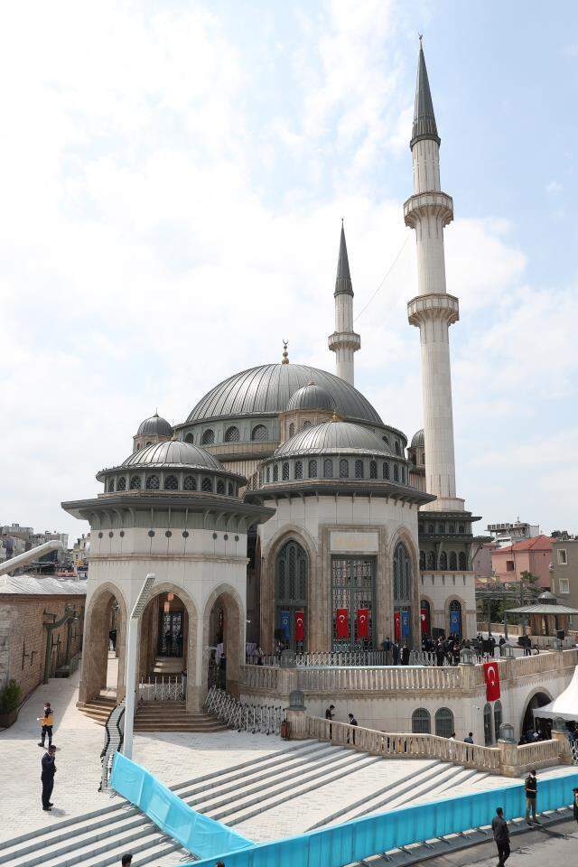 Son dakika: Taksim Camii ibadete açıldı! Cumhurbaşkanı Erdoğan'dan dikkat çeken mesaj: İstanbul'un fethine hediyedir