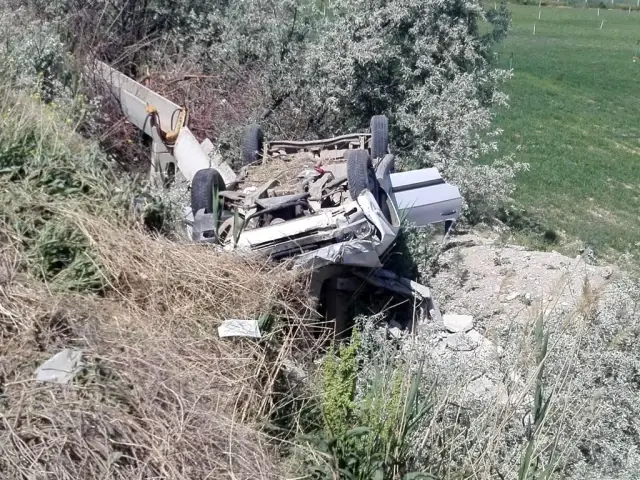 Takla atan otomobilin sürücüsü yaralandı Takla atan otomobilin sürücüsü yaralandı