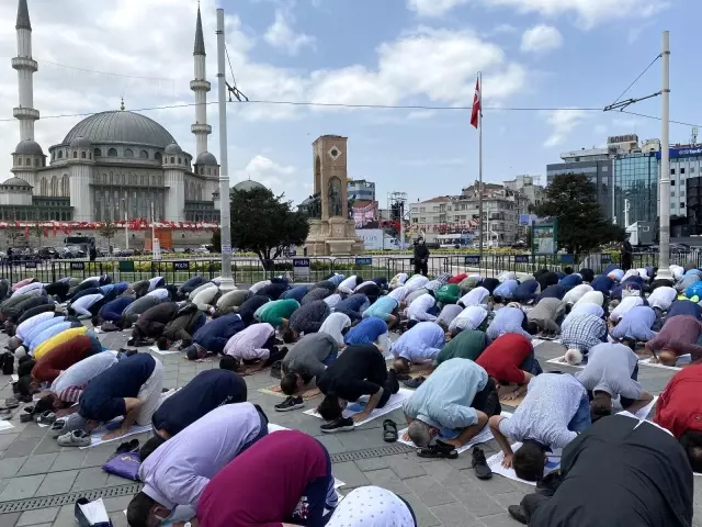 Cumhurbaşkanı Recep Tayyip Erdoğan, Cuma namazı ile birlikte açılışı yapılacak olan Taksim Camii'ne geldi. Taksim Camii'nde ilk ezan okundu.