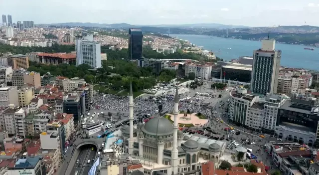 Cumhurbaşkanı Recep Tayyip Erdoğan, Cuma namazı ile birlikte açılışı yapılacak olan Taksim Camii'ne geldi. Taksim Camii'nde ilk ezan okundu.